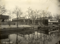 403147 Gezicht op de Rijnkade te Utrecht, met op de voorgrond de Stadsbuitengracht. In het midden de sloopwerkzaamheden ...